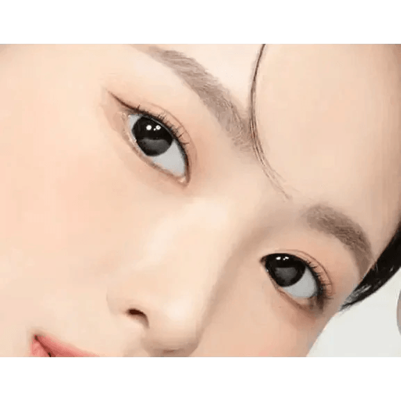 LensTown Romantea Ring 1Day Black (10p) — model portrait showing the contact lens look