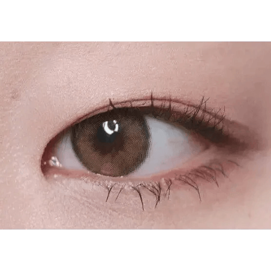 LensTown Romantea Rose Beige Brown Toric — single-eye close-up showing the contact lens appearance