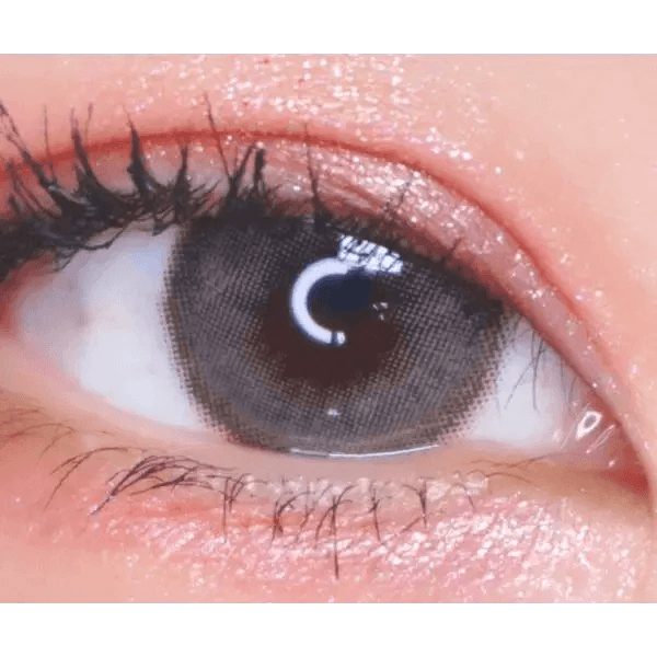 LensTown Romantea Rose Nude Brown Toric — single-eye close-up showing the contact lens appearance