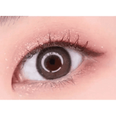 LensTown Romantea Rose Nude Brown Toric — single-eye close-up showing the contact lens appearance