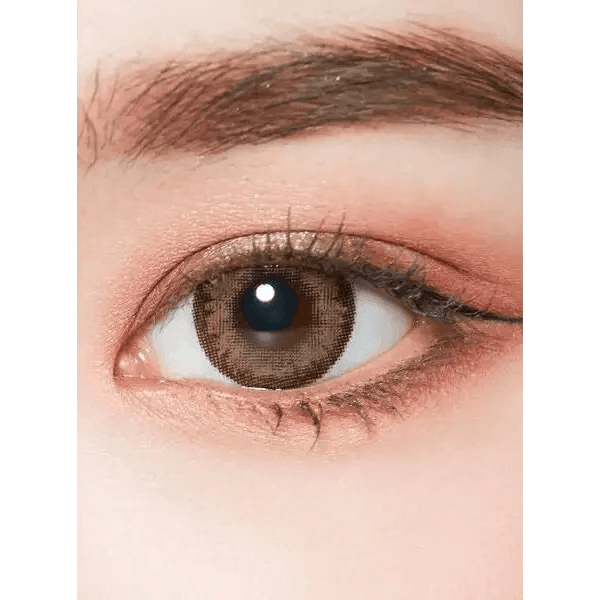 LensTown Romantea Tokyo Grande Khaki Brown — single-eye close-up showing the contact lens appearance