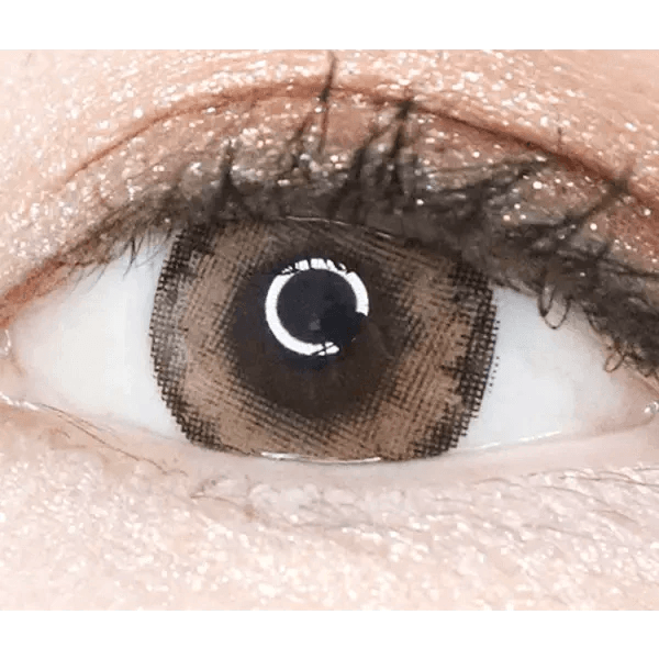 LensTown Romantea Tokyo Grande Peach Brown — single-eye close-up showing the contact lens appearance