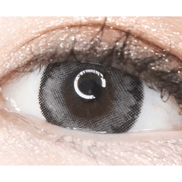 LensTown Romantea Tokyo Grande Warm Gray — single-eye close-up showing the contact lens appearance