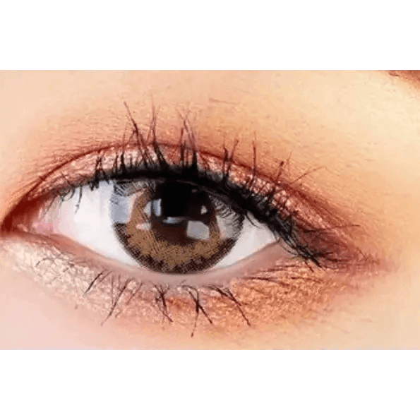 LensTown Romantea Tokyo Peach Brown — single-eye close-up showing the contact lens appearance