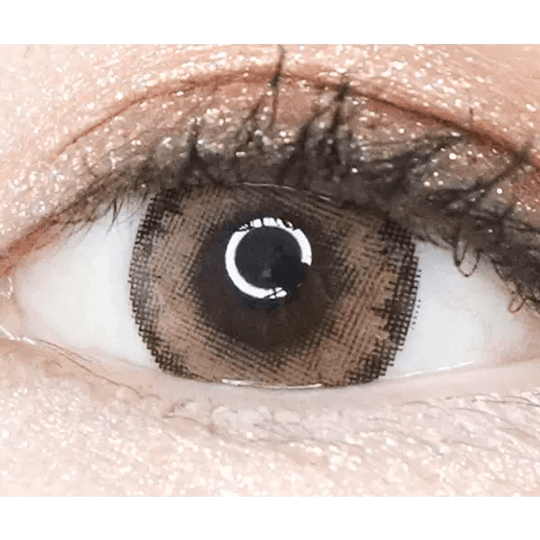 LensTown Romantea Tokyo Peach Brown — single-eye close-up showing the contact lens appearance