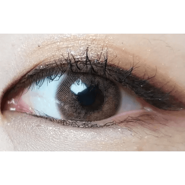 LensTown Romantea Venice Brown — single-eye close-up showing the contact lens appearance