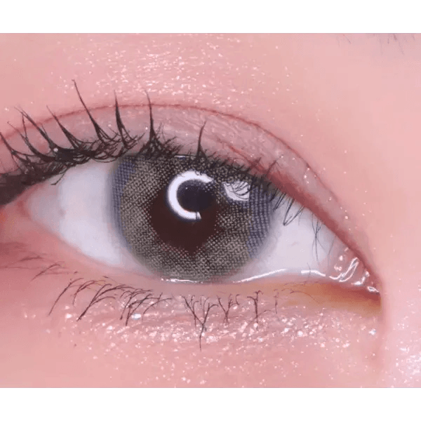 LensTown Romantea Venice Gray — single-eye close-up showing the contact lens appearance
