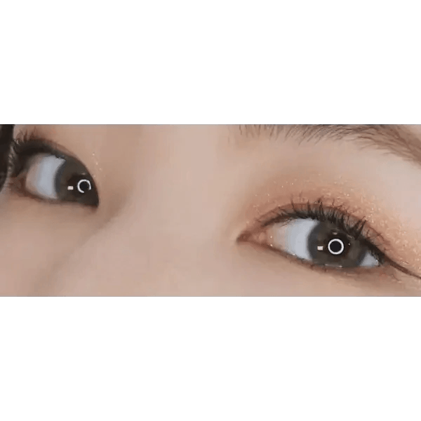 LensTown Romantea Venice Gray — both eyes wearing the contact lenses