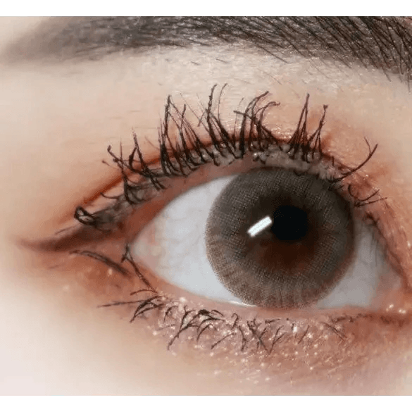 Olens Romantico 3 Color Brown — single-eye close-up showing the contact lens appearance