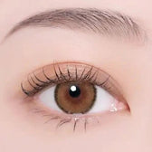 i-DOL Roze Airy Pumpkin Brown — single-eye close-up showing the contact lens appearance